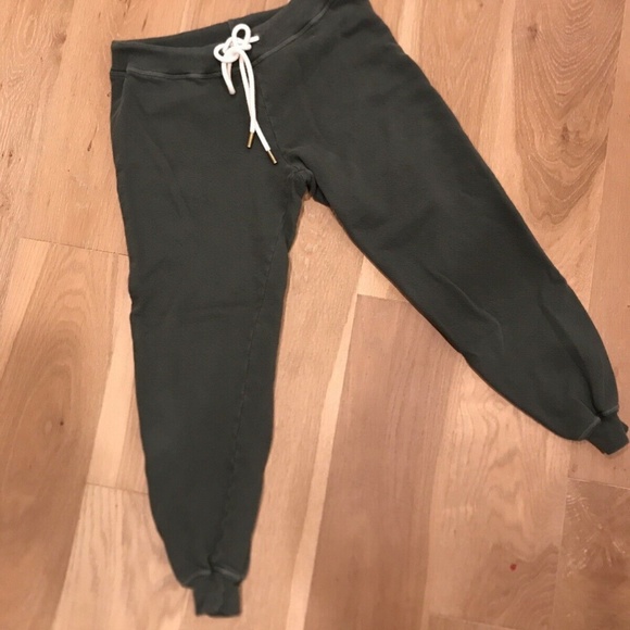 The great cropped sweatpants in forest green - Picture 3 of 3